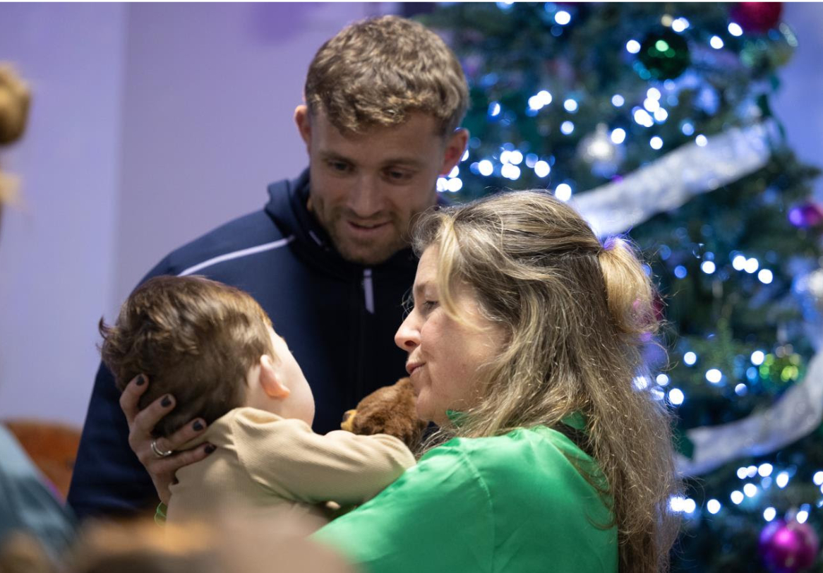 Welsh sports stars visit children’s hospice just in time for Christmas