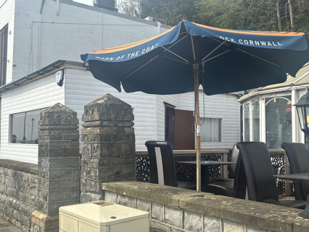 Customers back restaurant as outdoor bar faces investigation