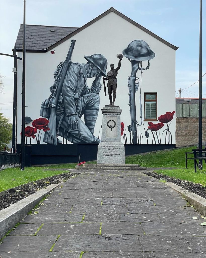 Poupée Murale Welsh Guards En Bois - Art Mural Fait Main, Pièce Unique, Londres