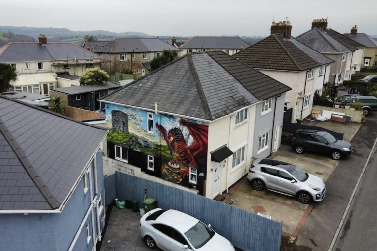 Welsh Rugby Mural Watch: A giant mural has appeared on the side of a house in Wales